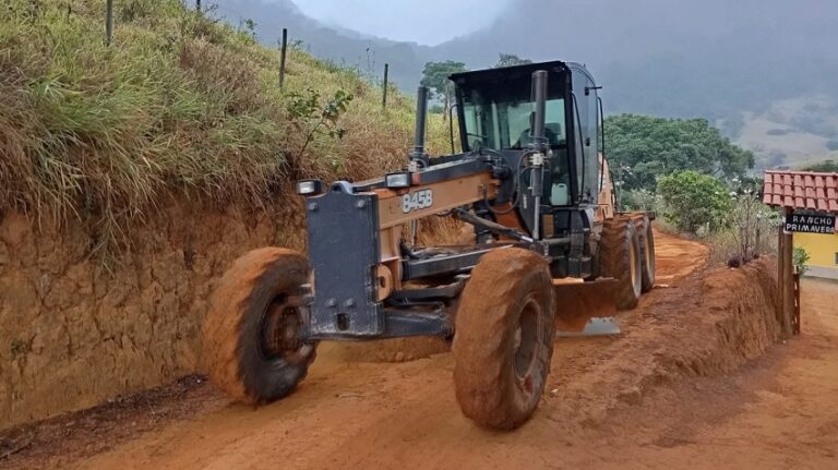 Imagem da notícia: Prefeitura realiza patrolamento de estradas por várias regiões de Cachoeirinha de Itaúnas